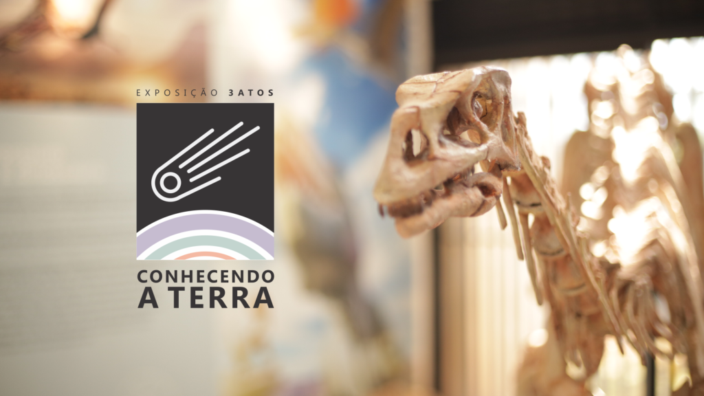 logotipo da exposição 3atos; imagem de uma réplica de esqueleto de um dinossauro.